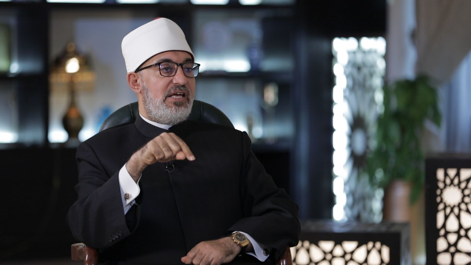 في حديثه الرمضاني على قناتَي الناس وDMC.. مفتي الجمهورية:  _ الإسلام يرفض دعاوى الانغلاق ويؤسس لعلاقات إنسانية قائمة على التعددية والمواطنة