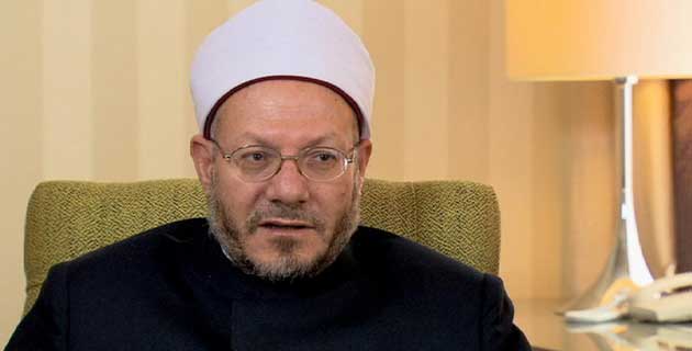 مفتي الجمهورية في حديثه عن ملامح وضوابط الثَّابت والمتغيِّر مع الإعلامي حمدي رزق: النصوص المقطوع بدلالتها وثبوتها تُعدُّ من ثوابت الشريعة وهي لا تتغيَّر بتغيُّر الزمان والمكان