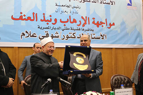 زيارة فضيلة المفتي لجامعة كفر الشيخ: نصدر 2000 فتوى يوميًّا عبر الوسائل المختلفة، ويتفاعل أكثر من 5 ملايين شخص مع صفحة الإفتاء على موقع "فيس بوك"، ويتم استقبال الفتاوى بعدد 11 لغة.  