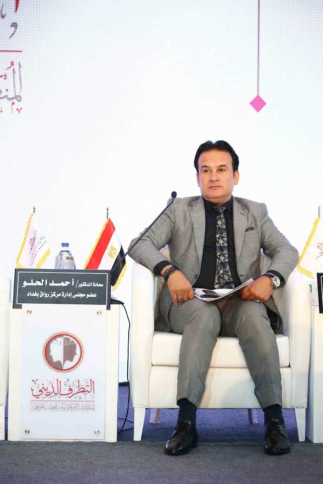خلال الجلسة الرابعة "مواجهة التطرف في العصر الرقمي" بمؤتمر سلام: - د. محمد المهدي أستاذ الطب النفسي: التصدي والتطرف ونبذ العنف لا يتم إلا بعدد من الأبعاد كالبعد الأمني والفكري والاجتماعي والاقتصادي