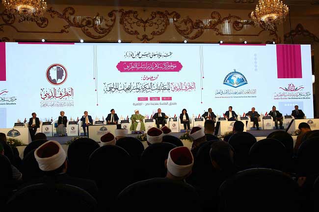 خلال الجلسة الخامسة "خبرات وبرامج مواجهة التطرف" بمؤتمر سلام:- د. إيمان رجب رئيس وحدة البحوث الأمنية والعسكرية بمركز الأهرام: المشاركون لمناقشة التطرف في المؤتمر من دول وقارات مختلفة ممَّا يؤكِّد أن المشاركات والخبرات بنت بيئتها
