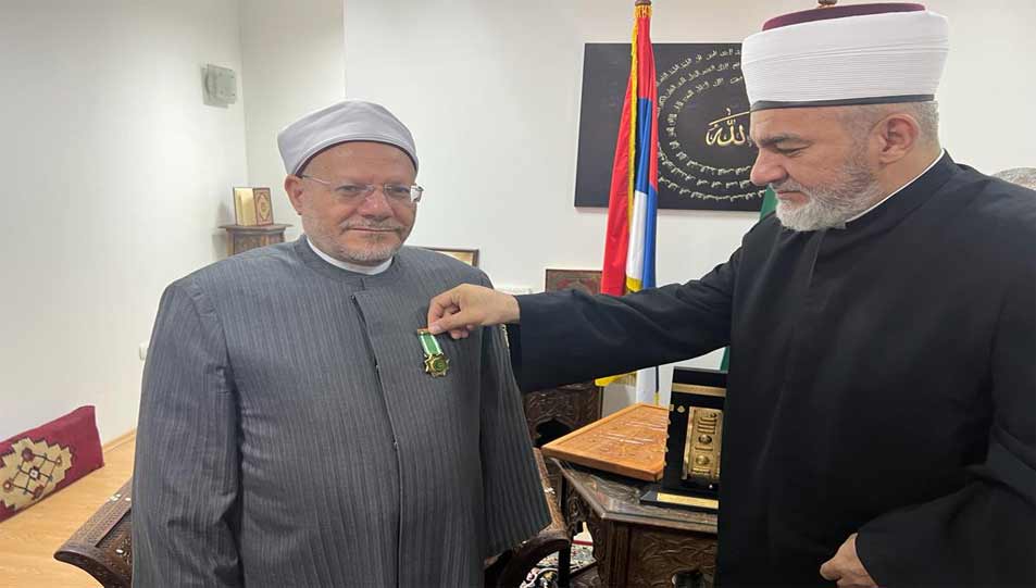 مفتي بلجراد يقلِّد مفتي الجمهورية وسامَ وحدة العالم الإسلامي