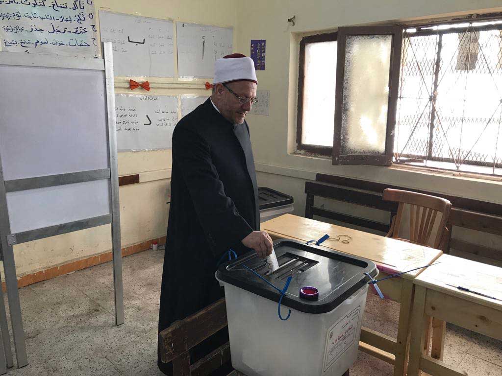 مفتي الجمهورية يدلي بصوته في الانتخابات الرئاسية بمسقط رأسه بالبحيرة .. ويحث الشعب المصري على المشاركة بقوة إعلاءً لمصلحة الوطن