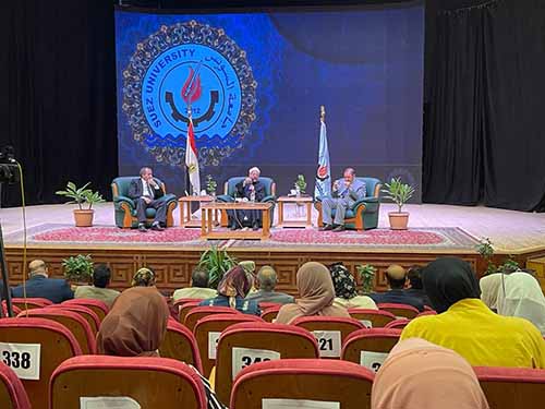 في ندوة بجامعة قناة السويس:   مفتي الجمهورية: نحن في أمسِّ الحاجة إلى بذل الجهود للنهوض بالأمة .. والشباب هم حماة الأوطان وبناة حضارتها 