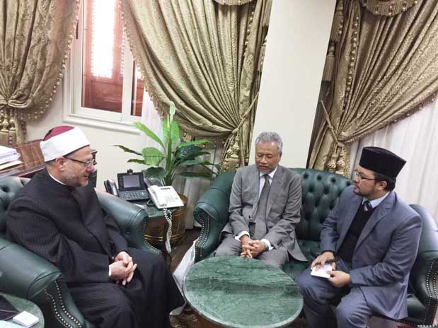 مفتي الجمهورية للسفير الماليزي: الفتوى تلعب دورًا كبيرًا في توجيه الأمة إلى البناء والعمران