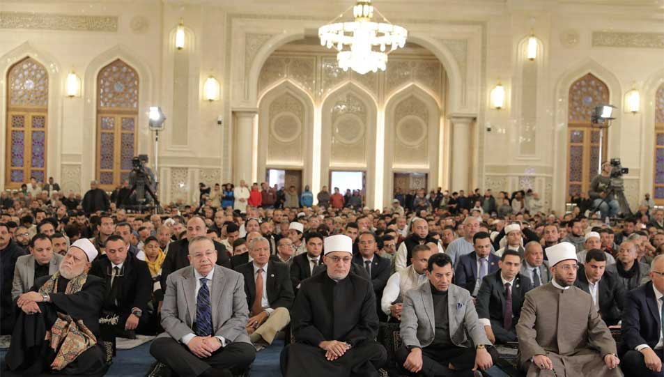 بعد افتتاحه رسميًّا بحضور السيد رئيس الجمهورية.. مفتي الجمهورية يؤدي صلاة الجمعة بمسجد العزيز الحكيم بالمقطم