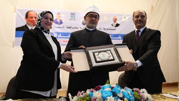 فضيلة المفتي يلقي محاضرة لطلاب مدارس محافظة الإسكندرية في ندوة "بناء الإنسان بناء الأوطان"، ضمن نشاطه المكثف في توعية وتثقيف طلاب المدارس والجامعات في محافظات مصر، ويؤكد في كلمته: