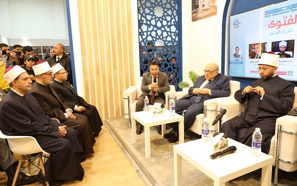وزير الأوقاف والمفكِّر الكبير مصطفى الفقي والدكتور عبد الله النجار يناقشون "الفتوى والشأن العام" في ندوة ثرية بجناح دار الإفتاء المصرية