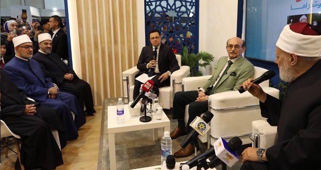 بحضور فضيلة مفتي الجمهورية.. إقبالٌ كثيفٌ على جناح دار الإفتاء المصرية بمعرض القاهرة الدولي خلال ندوة "الفتوى والدراما" للدكتور علي جمعة والفنان محمد صبحي