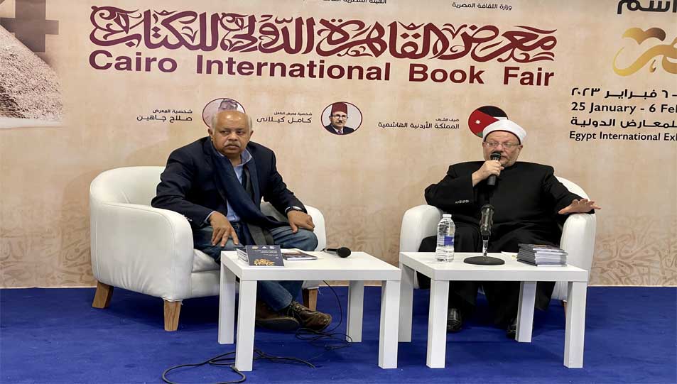 خلال محاضرة لفضيلة المفتي بمعرض القاهرة الدولي للكتاب... مفتي الجمهورية:   فتاوى الشيخ عبد اللطيف حمزة كانت مؤسسية وحقبته كانت بمثابة نقطة مضيئة في تاريخ الإفتاء المصري
