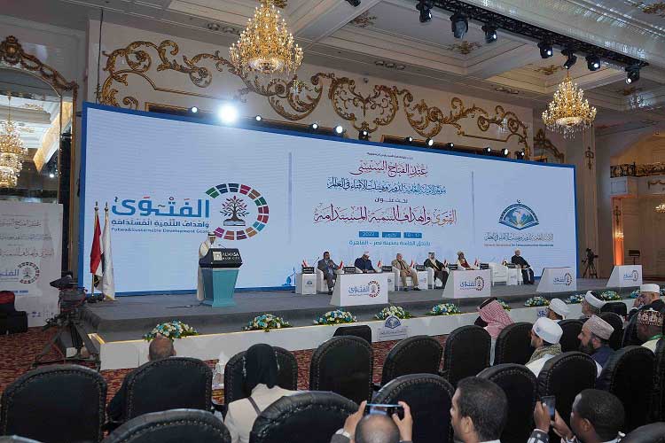 خلال الجلسة العلمية الثانية بالمؤتمر العالمي السابع للإفتاء: - المدير التنفيذي لقطاع الشئون الإسلامية: واقع التنمية هو واقع نعيشه فيجب ألا ينفك عنه المفتي