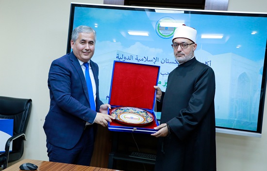 مفتي الجمهورية يزور الأكاديمية الإسلامية الدولية في أوزبكستان ويبحث سبل التعاون المشترك في مجال تحقيق المخطوطات والتراث وتدريب المفتين ومواجهة التطرف