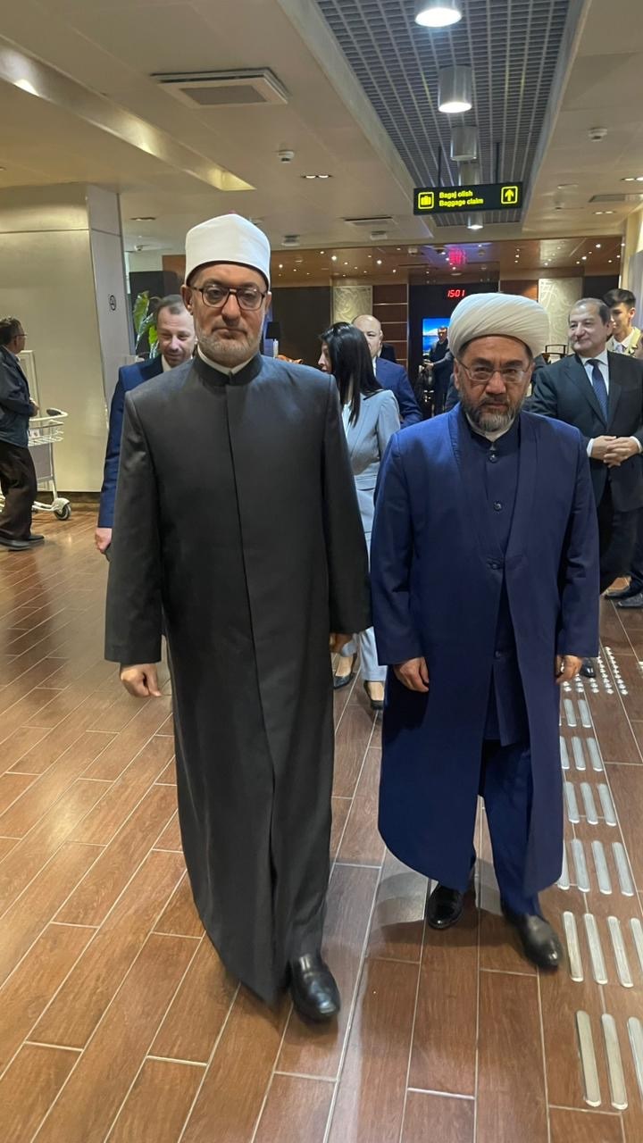 استقبله نظيره الأوزبكي .. مفتي الجمهورية يصل إلى أوزباكستان ويؤكد: زيارتنا لأوزبكستان تفتح آفاقًا جديدة للتعاون والحوار لمواجهة التحديات المعاصرة