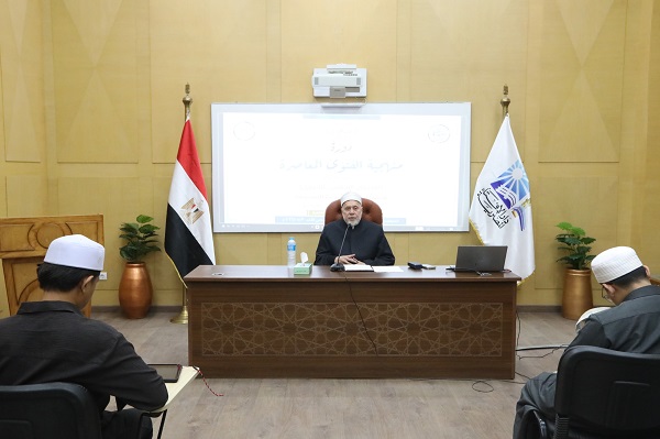 دورة منهجية الفتوى المعاصرة تناقش الميثاق الأخلاقي وضوابط الاجتهاد وأهمية العلوم الوصفية