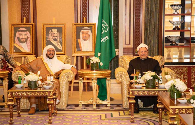 مفتي الجمهورية يلتقي وزير الشئون الإسلامية السعودي على هامش زيارته للمملكة لمناقشة عدد من المسائل ذات الاهتمام المشترك