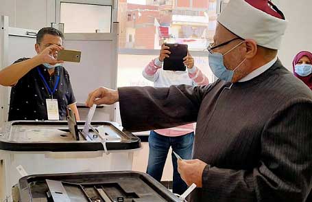 مفتي الجمهورية عقب التصويت في انتخابات مجلس النواب: التصويت واجب وطني وأدعو الجميع للمشاركة الفعالة في الانتخابات