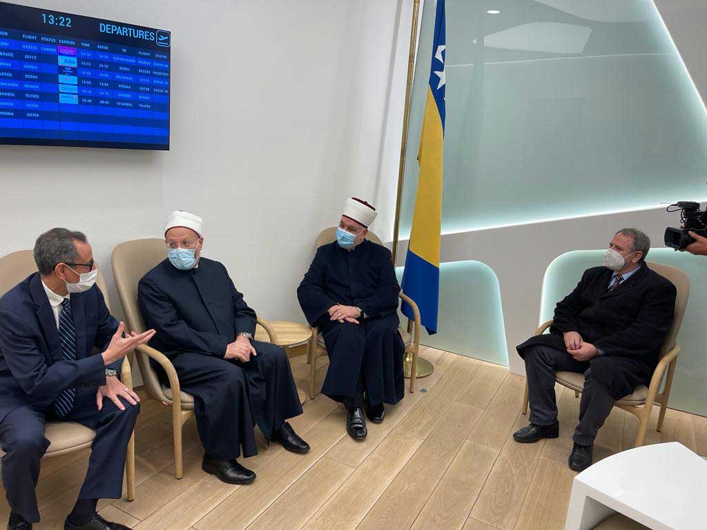 وصول مفتي الجمهورية إلى مطار سراييفو الدولي في مستهل زيارته للبوسنة والهرسك