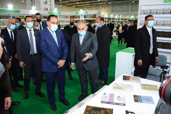 رئيس الوزراء يتفقَّد جناح دار الإفتاء في معرض القاهرة الدولي للكتاب في دورته الـ ٥٣ 