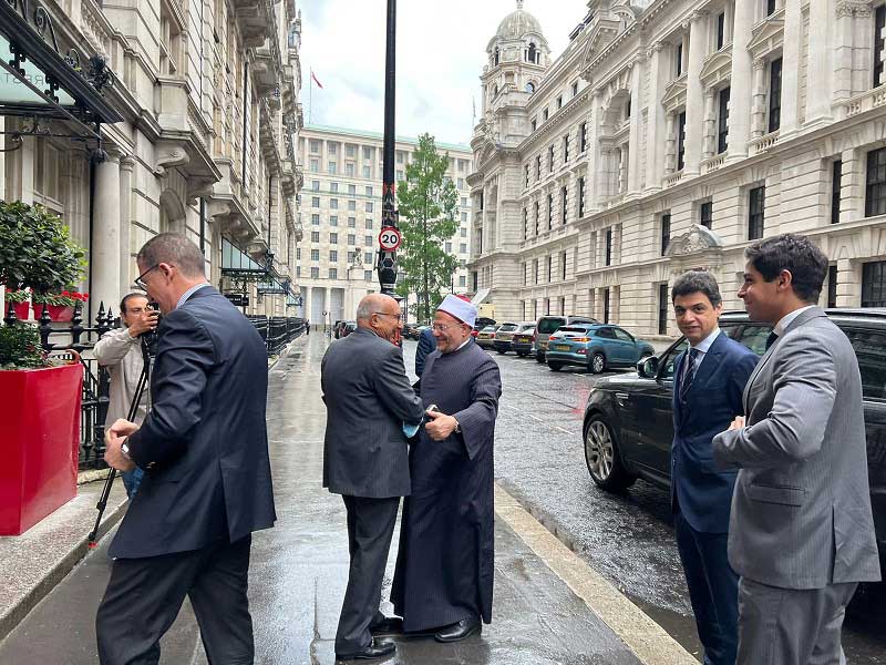 بالفيديو.. مفتي الجمهورية يصل إلى العاصمة البريطانية لندن وتأمين موكبه بتشريفة مهيبة