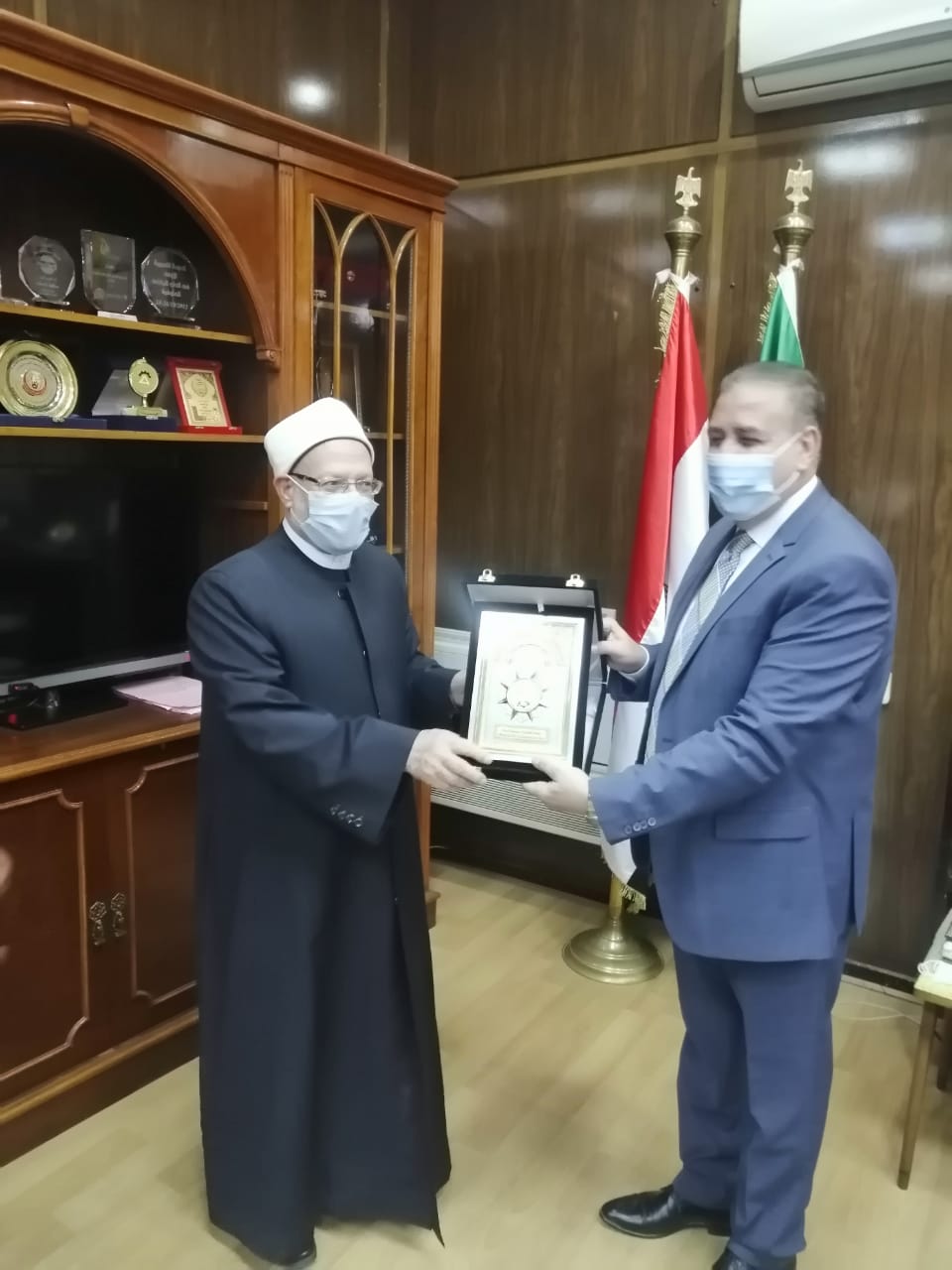 محافظ المنوفية يهدي درع المحافظة لمفتي الجمهورية تقديرًا لجهوده في نشر الفكر الوسطي