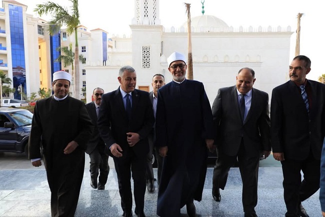 ضمن زيارته لمحافظة الإسماعيلية.. محافظ الإسماعيلية يستقبل مفتي الجمهورية، ويفتتحان معرض "مبادرة عيدك عيدنا"، ويشهدان حفل تكريم الفائزين بمسابقة "جسور المحبة" للقرآن الكريم. 