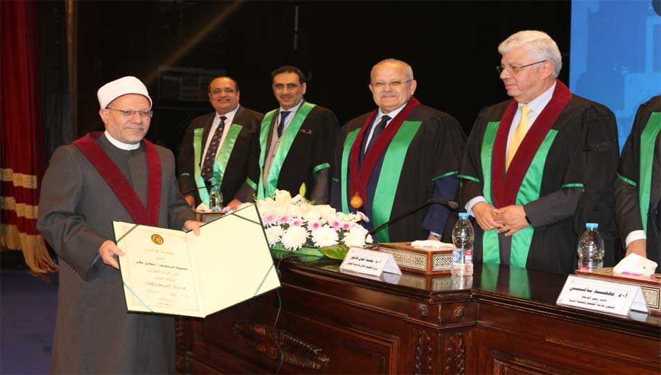 تقديرًا لمجهوداته وما حقَّقته دار الإفتاء من ريادة .. وزير التعليم العالي يكرِّم مفتي الجمهورية في عيد العلم الثامن عشر 