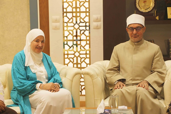 مفتي الجمهورية يستقبل وفدًا من كلية الدراسات الإسلامية للبنات بالقاهرة برئاسة عميدة الكلية لتهنئته بمهام منصبه الجديد