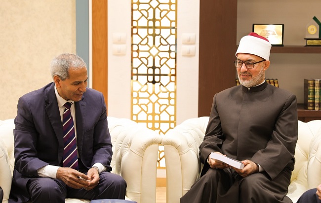 برئاسة فضيلة المفتي .. دار الإفتاء المصرية تعقد جلسةً حوارية تجمع علماء الشريعة وأساتذة الطبِّ لمناقشة أحكام مريض ألزهايمر وأثرها على الفتوى