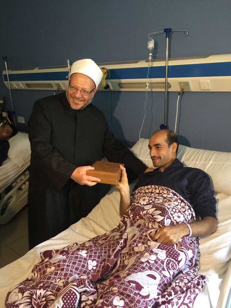 مفتي الجمهورية يزور مصابي الشرطة في عملية الواحات الإرهابية ويؤكد: النصر على الإرهاب سيصنعه الشعب المصري بأيدي أبنائه كلٍّ في موقعه وعمله.