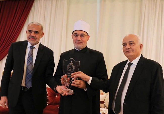 خلال كلمة فضيلته في جامعة الريادة للعلوم والتكنولوجيا .. مفتي الجمهورية يؤكد:  الدين يمثل الركيزة الصلبة والأساس المتين الذي يقوم عليه تكوين الإنسان وصقل شخصيته السوية