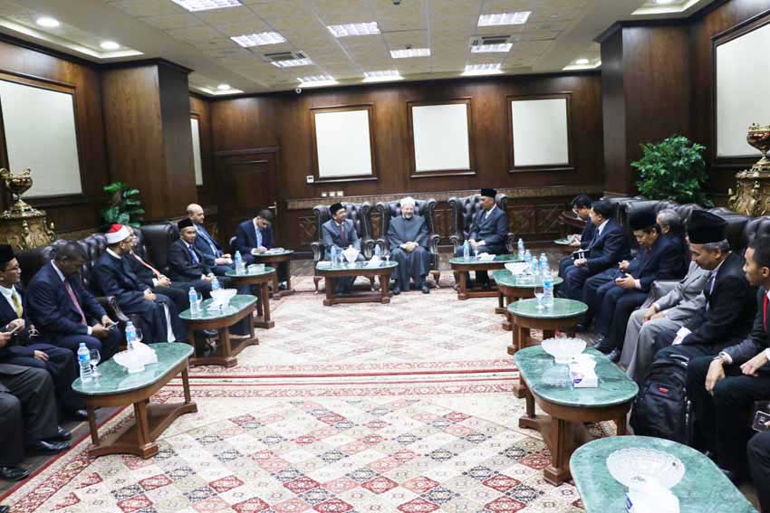 مفتي الجمهورية يستقبل وفدًا ماليزيًّا رفيع المستوى لبحث أوجه تعزيز التعاون الديني بين الدار وماليزيا
