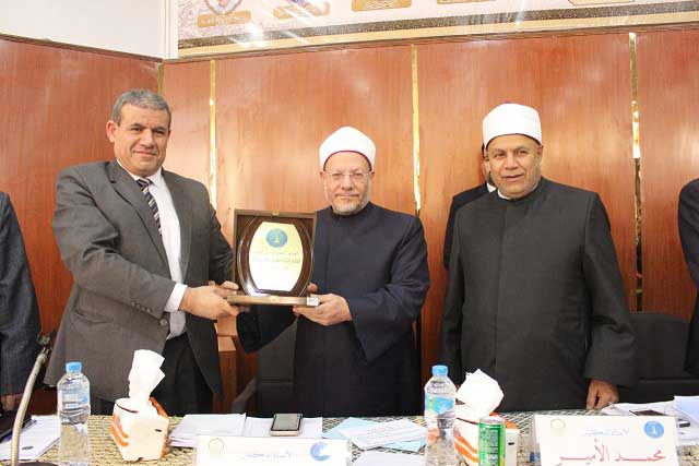 مفتي الجمهورية في كلمته بالمؤتمر العلمي الدولي الثالث الذي تنظمه كلية اللغة العربية بإيتاي البارود:  اجتمعت كلمة العلماء والأئمة وعقلاء الأمة على أن تراثنا الفكري والحضاري ثروة عظيمة ينبغي أن نحافظ عليها وأن نستفيد منها 