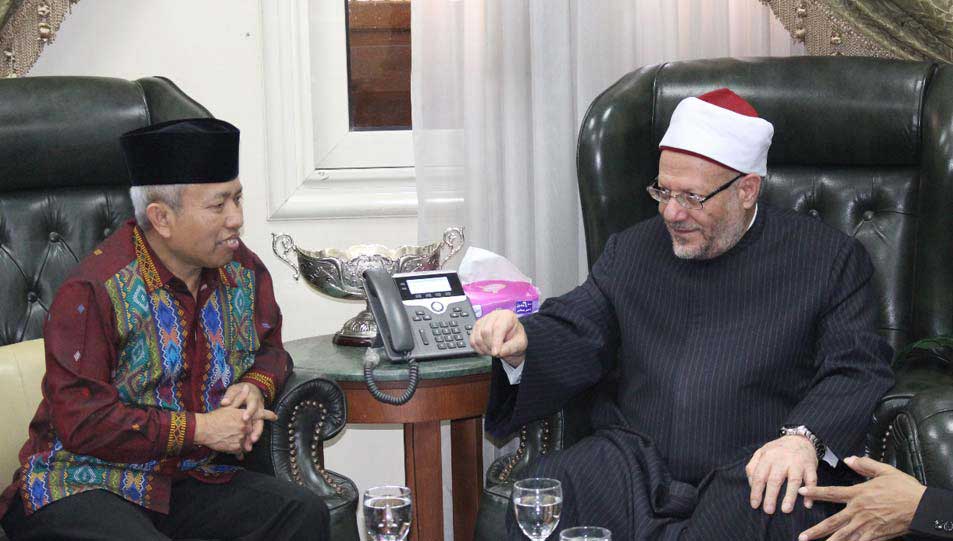 مفتي الجمهورية يستقبل وفدًا إندونيسيًّا برئاسة الأمين العام لوزارة الشئون الدينية لبحث تعزيز التعاون الإفتائي 