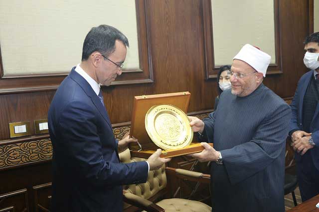 مفتي الجمهورية خلال استقباله لوفد برلماني رفيع المستوى من جمهورية كازاخستان:  - بفضل القيادة الحكيمة للرئيس السيسي تجاوزنا الآثار السلبيَّة لجائحة كورونا ومنها الآثار الاقتصادية بمبادرة حياة كريمة