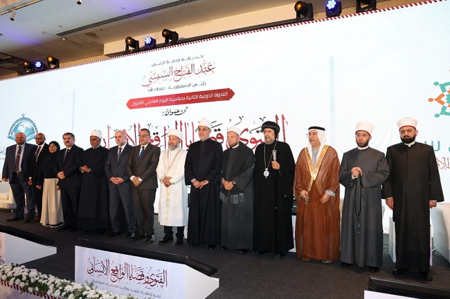 في الجلسة الختامية للندوة العالمية الثانية للإفتاء.. مفتي الجمهورية يكرِّم عددًا من العلماء والمفتين ورجال الدين