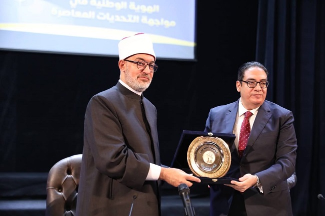 خلال كلمة فضيلته بندوة "الهوية الوطنية في مواجهة التحديات المعاصرة" بجامعة القاهرة، مفتي الجمهورية يؤكد: - الهوية الوطنية ضرورة حياتية، والمحافظة عليها أمر واجب.