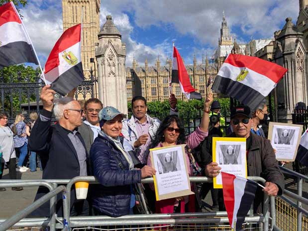 الجالية المصرية في لندن تحتفي بمفتي الجمهورية أمام مبنى البرلمان البريطاني برفع العلم المصري وبهتافات "تحيا مصر"