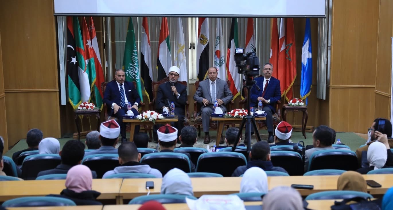 رئيس جامعة المنصورة يستقبل فضيلة المفتي لإلقاء محاضرة في ندوة: "دور الدين في بناء الإنسان"، ضمن نشاطه المكثف في توعية وتثقيف طلاب المدارس والجامعات في محافظات مصر...