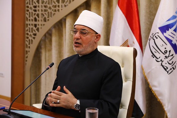 خلال محاضرة فضيلته لأئمة ودعاة بنجلاديش ضمن الدورة التي تنظمها أكاديمية الأزهر العالمية بالتعاون مع المنظمة العالمية لخريجي الأزهر عن بُعد.. مفتي الجمهورية يؤكد:  التأويل المنضبط ضرورة لُغوية وشرعية لصيانة فهم النصوص وحماية العقيدة