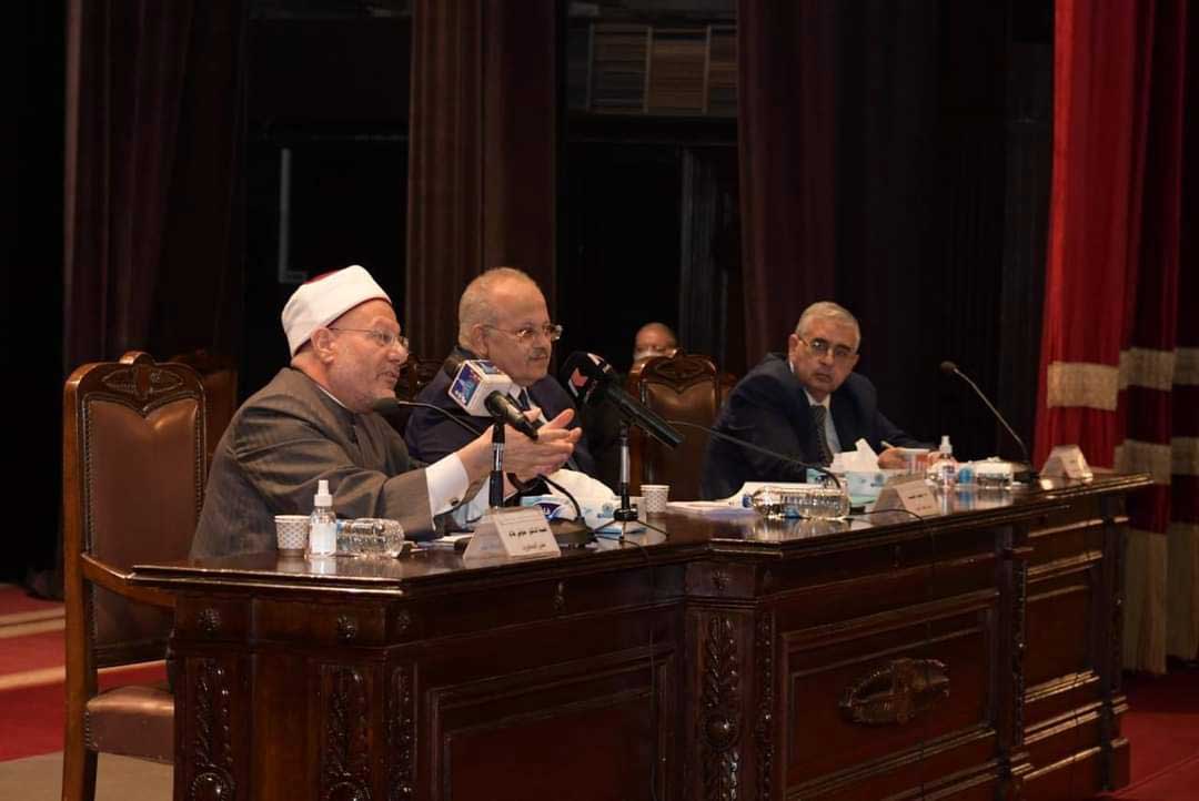 مفتي الجمهورية في لقائه مع طلبة جامعة القاهرة: تجديد الخطاب الديني والإفتائي هو واجب الوقت .. والفتوى تتغير بتغير الزمان والمكان والأحوال والأشخاص