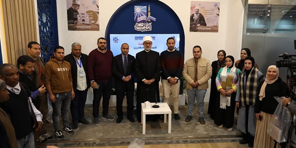 مفتي الجمهورية يلتقي الإعلاميين والصحفيين في جناح دار الإفتاء المصرية بمعرض القاهرة الدولي للكتاب