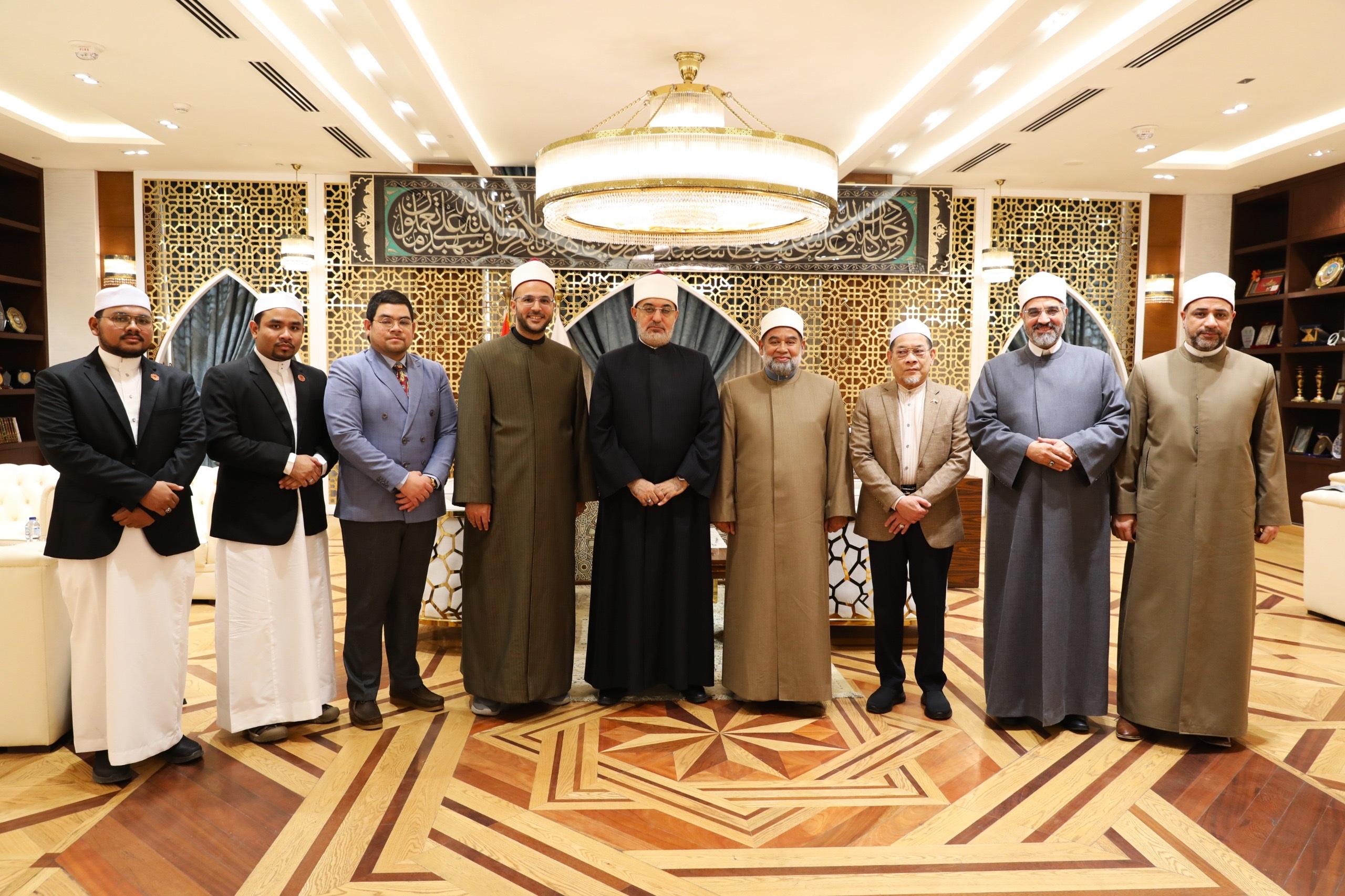 مفتي الجمهورية يستقبل وفدًا من قيادات المنظمة العالمية لخريجي الأزهر بتايلاند
