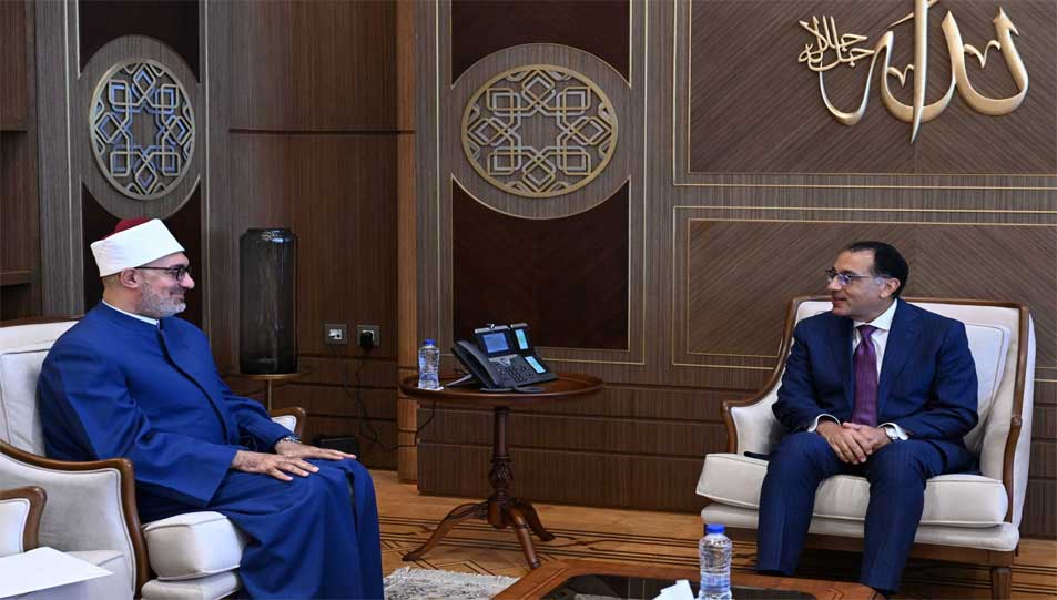 رئيس الوزراء يلتقى مفتي الجمهورية  مدبولى: الدولة تولي كل الدعم المطلوب في سبيل تحقيق أهداف دار الإفتاء، والاضطلاع بدورها الفعال