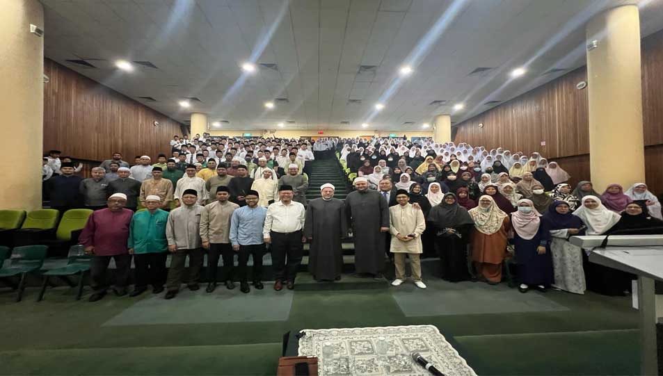 مفتي الجمهورية أثناء زيارته لمدرسة الإمام الجنيد في سنغافورة:  ·  مدرسة الجنيد مدرسة علمية عريقة تقوم بدور رائد في نشر العلم والتأهيل العلمي على منهج الوسطية والاعتدال