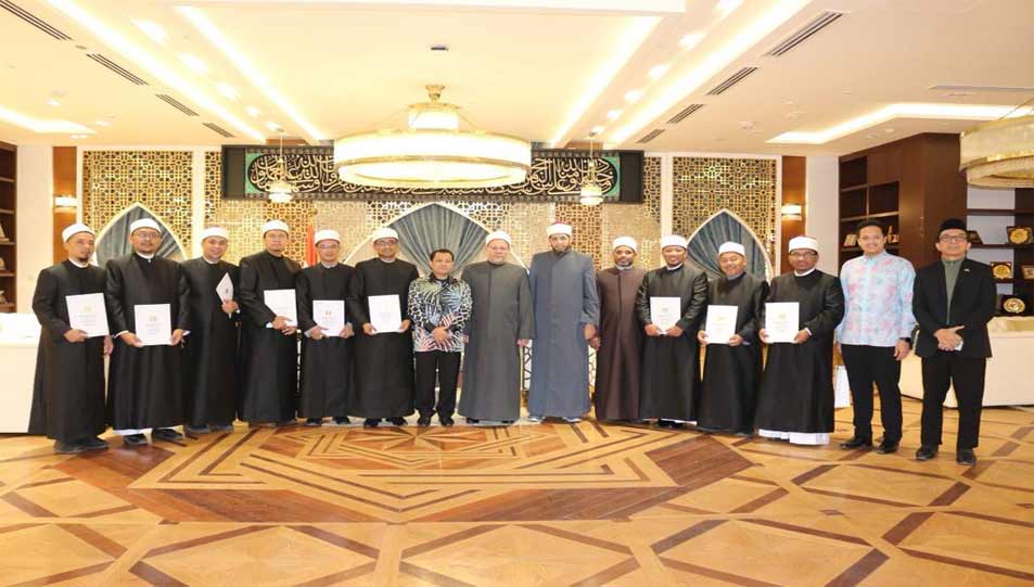 مفتي الجمهورية خلال تخريج متدربين من ماليزيا وبحضور السفير الماليزي: - دار الإفتاء تقدِّم هذه البرامج انطلاقًا من الريادة المصرية تحت قيادة الرئيس السيسي