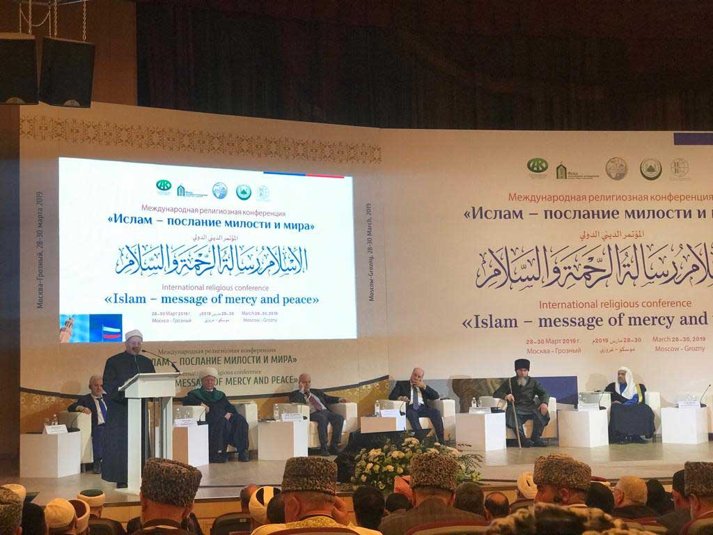 مفتي الجمهورية في كلمته بمؤتمر "الإسلام رسالة الرحمة والسلام" بموسكو: الظروف العصيبة التي يعيشها المجتمع الدولي تحثنا على أن نحيي في أنفسنا معاني الرحمة والسلام والتعايش