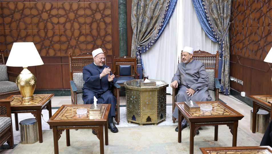 مفتي الجمهورية يهنئ فضيلة الإمام الأكبر شيخ الأزهر بمناسبة قرب حلول عيد الفطر المبارك
