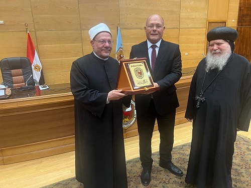 مفتي الجمهورية لطلاب جامعة سوهاج: قرار الحرب لا تتخذه أي جماعة أو طائفة ولكن تتخذه الدولة ومؤسساتها الوطنية 