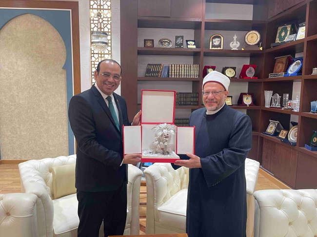 قبيل انطلاق فعاليات المؤتمر العالمي الثامن للإفتاء .. وزير الشؤون الدينية التونسي يزور مفتي الجمهورية ويشيد بعنوان المؤتمر