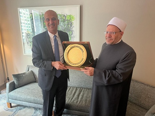 مفتي الجمهورية يهدي درع الأمانة العامة لمندوب مصر الدائم في الأمم المتحدة ويشكره على التنسيق الرائع لزيارة فضيلته للأمم المتحدة 